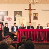 ▲	Spotkanie poprowadził Robert Goczał, a zorganizowały je Katolickie Stowarzyszenie „Civitas Christiana” i Obserwatorium Społeczne, przy współpracy z Instytutem Nauk Społecznych PWT we Wrocławiu.