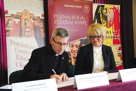 ◄	Umowę o współpracy podpisali dyrektor PCEiK Grażyna Dłubakowska i rektor Papieskiego Wydziału Teologicznego ks. prof. Włodzimierz Wołyniec.