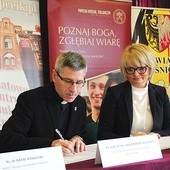 ◄	Umowę o współpracy podpisali dyrektor PCEiK Grażyna Dłubakowska i rektor Papieskiego Wydziału Teologicznego ks. prof. Włodzimierz Wołyniec.