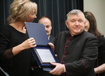 Prezes stowarzyszenia ks. Tadeusz Pajurek odebrał od władz miasta i województwa specjalne wyróżnienia