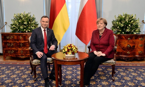 Rozmowa w "cztery oczy" Dudy i Merkel