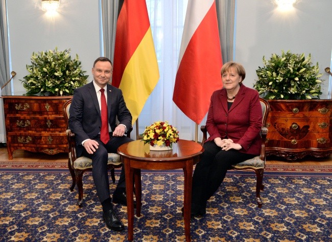 Rozmowa w "cztery oczy" Dudy i Merkel