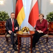 Rozmowa w "cztery oczy" Dudy i Merkel