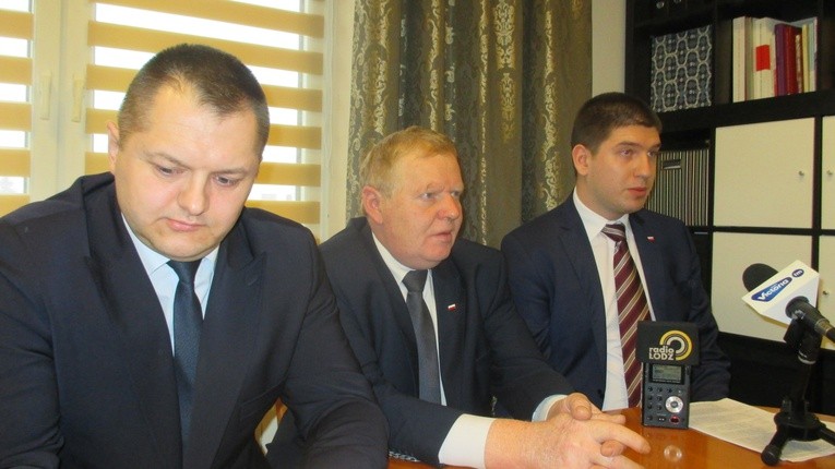 Senator Rafał Ambrozik, poseł Grzegorz Wojciechowski i radny powiatu rawskiego Adrian Galach na konferecji prasowej