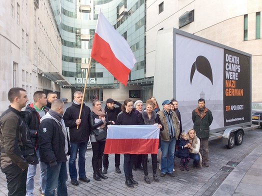 Protesty przed siedzibą BBC w Londynie wobec używania przez zagraniczne media sformułowania „polskie obozy śmierci”.