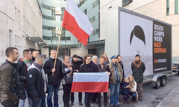 Protesty przed siedzibą BBC w Londynie wobec używania przez zagraniczne media sformułowania „polskie obozy śmierci”.