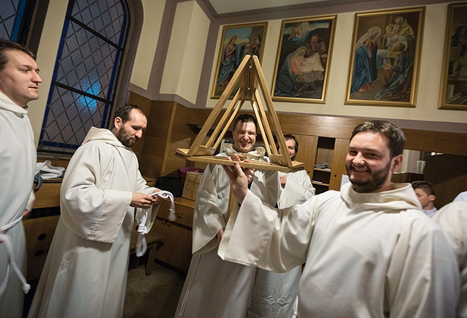 Po liturgii na Lateranie watykańscy pracownicy, podchodząc do chóru, rzucili: „Pierwszy raz usłyszeliśmy chorał zaśpiewany po męsku”.