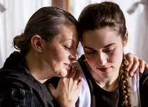 Aleksandra Hejda, która zadebiutowała na ekranie w roli bł. Karoliny, i Zuzanna Lipiec jako jej matka.