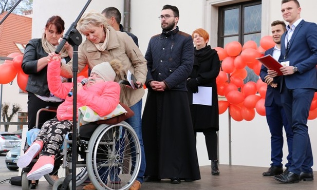 Ks. Adrian Jakubiak, al. Krystian Korba (pierwszy z prawej) i Konrad Jóźwik (drugi z prawej) podczas Marszu Życia, podczas którego zbierane były pieniądze dla Klaudii Kozieł