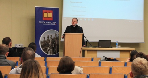 W czasie pierwszego spotkania ks. dr Krzysztof Drews poprowadził wykład dotyczący sakramentu małżeństwa