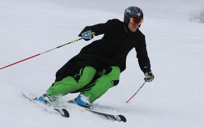 Tradycyjnym punktem programu zawodow będzie zjazd narciarzy w sutannach