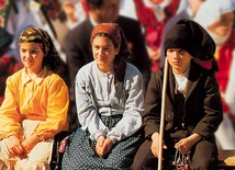 W 2000 r., kiedy Jan Paweł II beatyfikował Hiacyntę i Franciszka, wiele dzieci przybyło na uroczystość w tradycyjnych strojach z czasów dzieci fatimskich  