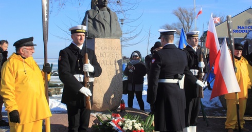 Moment złożenia kwiatów pod pomnikiem gen. Józefa Hallera 