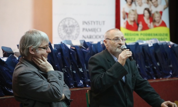 Swoimi wspomnieniami podzielili się z młodzieżą: (od lewej): Janusz Okrzesik i Wiesław Pyzio