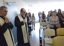 Modlitwę z chorymi i gośćmi Radomskiego Centrum Onkologii prowadzą ks. Krzysztof Dukielski i ks. Damian Fołtyn