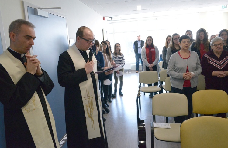 Modlitwę z chorymi i gośćmi Radomskiego Centrum Onkologii prowadzą ks. Krzysztof Dukielski i ks. Damian Fołtyn