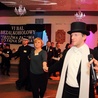 Wodzirej Radosław Florczak prowadzi korowód tańczących