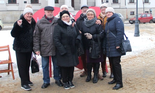 Na tle wielkiego czerwonego serca Helena Kołodziejska (z lewej) i jej przyjaciele 