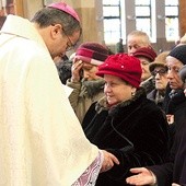 Biskup Tadeusz Lityński udziela sakramentu namaszczenia chorych, znaku czułego dotknięcia Boga.