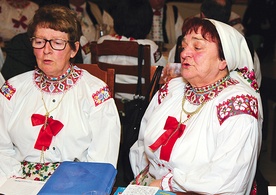 Jadwiga Parecka (z prawej), współzałożycielka zespołu górali czadeckich „Watra”.