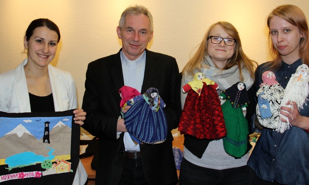 Zarówno na lalkach jak i torbach przewijają się elementy kaukaskie 