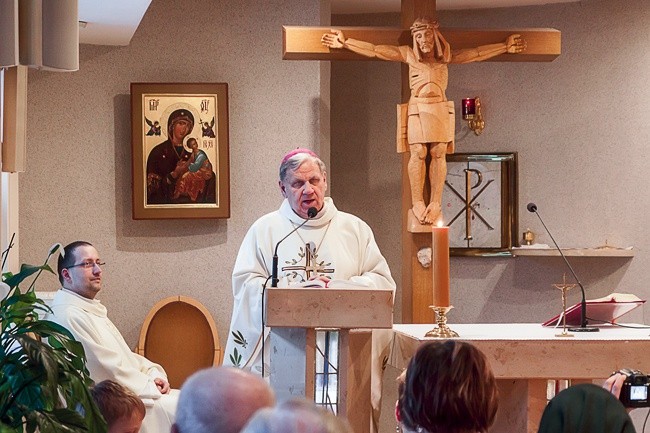 Biskup Jan Kopiec przewodniczył Eucharystii dla pacjentów i pracowników GCR „Repty”. Po lewej ks. Tomasz Rak,  kapelan placówki.