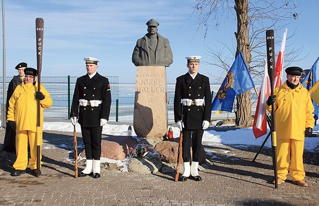 ▲	Stojący w puckim porcie pomnik gen. Józefa Hallera przypomina o dokonanym przez niego akcie zaślubin Polski z Bałtykiem.
