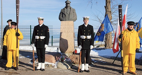▲	Stojący w puckim porcie pomnik gen. Józefa Hallera przypomina o dokonanym przez niego akcie zaślubin Polski z Bałtykiem.