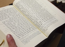 Hebrajski zapis może początkowo sprawiać problemy. Jednak uczestnikom lektoratu udało się odkodować pierwszy wers Księgi Rodzaju.