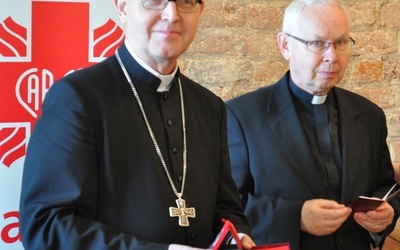 Bp Piotr Libera osobiście zaangażował się w dzieło pomocy „Rodzina Rodzinie”. Na zdjęciu obok niego ks. Marian Subocz, dyrektor Caritas Polska. 
