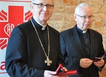 Bp Piotr Libera osobiście zaangażował się w dzieło pomocy „Rodzina Rodzinie”. Na zdjęciu obok niego ks. Marian Subocz, dyrektor Caritas Polska. 