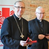 Bp Piotr Libera osobiście zaangażował się w dzieło pomocy „Rodzina Rodzinie”. Na zdjęciu obok niego ks. Marian Subocz, dyrektor Caritas Polska. 