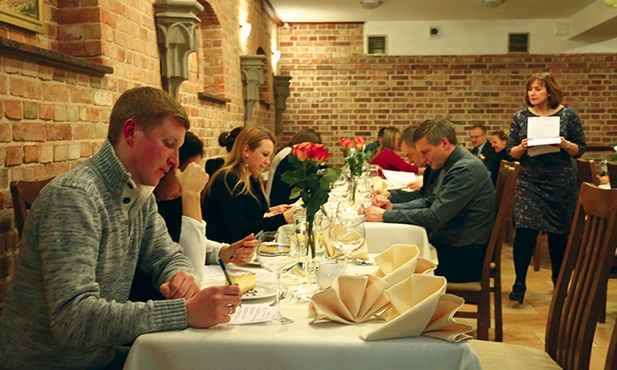 Randka małżeńska to wspólna kolacja, kawa, deser i... quiz o uczuciach. 