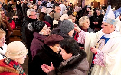 Po homilii kapłani udzielali wiernym sakramentu chorych.