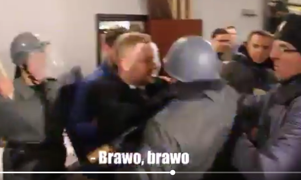 KOD oklaskuje interwencję ZOMO