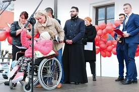 Pieniądze dla Klaudii zbierane były m.in. podczas ubiegłorocznego Marszu Życia. Na  scenie ks. Adrian Jakubiak. Pierwszy z prawej al. Krystian Korba, obok Konrad Jóźwik.