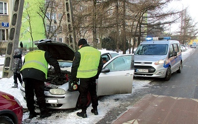 Strażnicy miejscy w Żyrardowie pomagają mieszkańcom zimą uruchomić samochody.