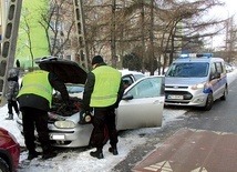 Strażnicy miejscy w Żyrardowie pomagają mieszkańcom zimą uruchomić samochody.