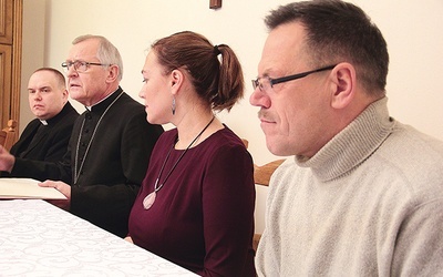 ▲	O nadchodzącym synodzie diecezjalnym mówili bp Edward Dajczak, ks. dr Tomasz Tomaszewski, Małgorzata Telega i Jacek Krzyżanowski.