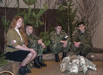 ▲	Ze swoim szkolnym przedstawieniem gimnazjaliści z Czarnego odwiedzają mieszkańców okolicznych miejscowości.