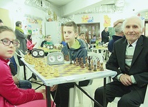 Pierwszą partię 11-letniej Gabrysi przyszło rozegrać z liczącym sobie 89 lat Czesławem Madejem.