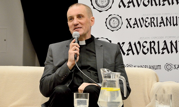 Ks. dr Krzysztof Grzywocz jest kierownikiem duchowym, terapeutą, a także diecezjalnym egzorcystą.