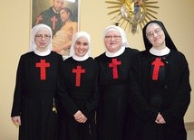 Od lewej: S. Karolina, s. Paula, s. Teresa i s. Klara. 