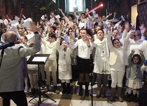 ▲	Ponad 90 osób stworzyło gospelowy chór w żywieckiej konkatedrze.