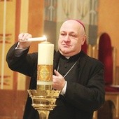 ▲	Bp Piotr Greger zapalił świecę, która też jest znakiem...
