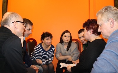 Dialog w małych grupach jest jednym z punktów rekolekcyjnego programu