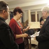 Irena Olma i ks. Sebastian Rucki (z lewej) wręczają podziękowanie sponsorowi orszaku Janowi Bierówce - prezesowi firmy "Befaszczot" 