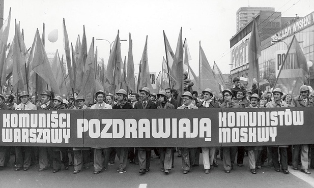 PRL była państwem totalitarnym, bo rządzący mieli wpływ na każdą dziedzinę życia obywateli.