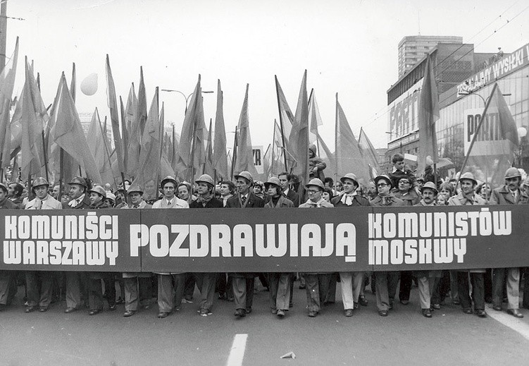 PRL była państwem totalitarnym, bo rządzący mieli wpływ na każdą dziedzinę życia obywateli.