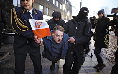 Straż Marszałkowska usuwa demonstranta z terenu Sejmu 11 stycznia 2017.